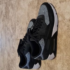 Nike Air Max size 7 Youth in black
